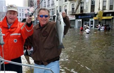 Bush steunt New Orleans!